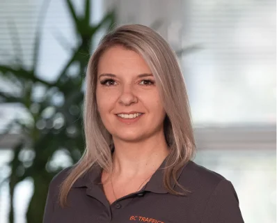 Im Office kümmert sich Kasia Brüning um Organisation, Koordination und das Wohlfühlen – sie schafft einen Ort für produktives Arbeiten und eine harmonische Gemeinschaft.