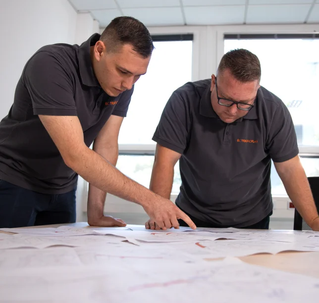 Bei bc trafficplan übernimmst du eigene Projekte, planst temporäre Verkehrskonzepte und erhältst Verantwortung. Du gestaltest deinen Arbeitstag flexibel, bekommst ehrliches Feedback und arbeitest in einem Team, das sich gegenseitig unterstützt.