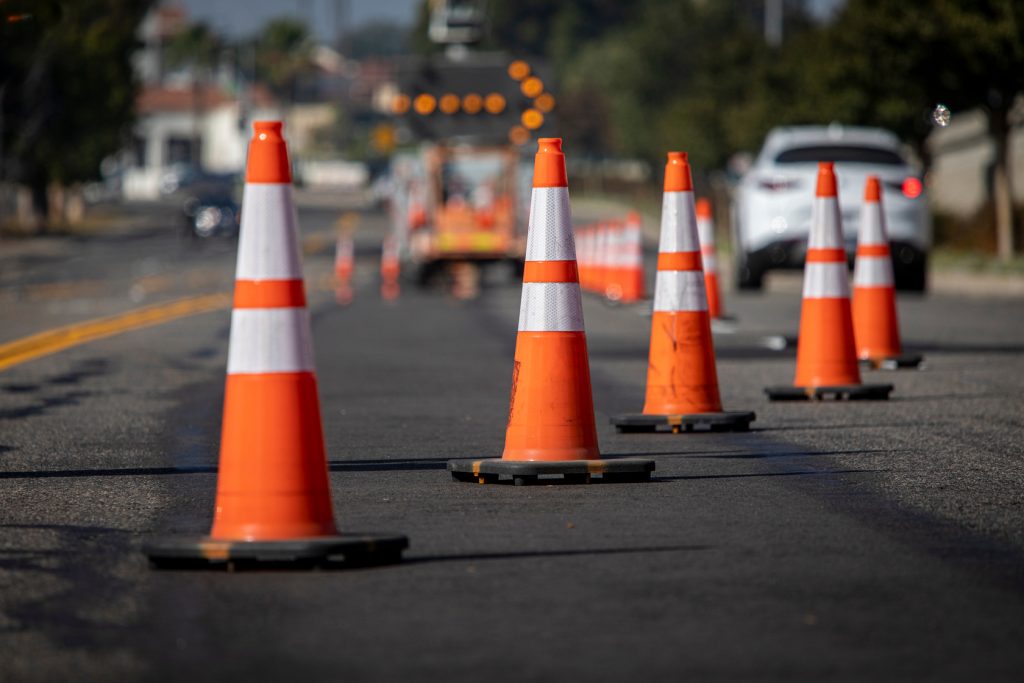 Verkehrskegel zur Absicherung einer Baustelle im Straßenverkehr