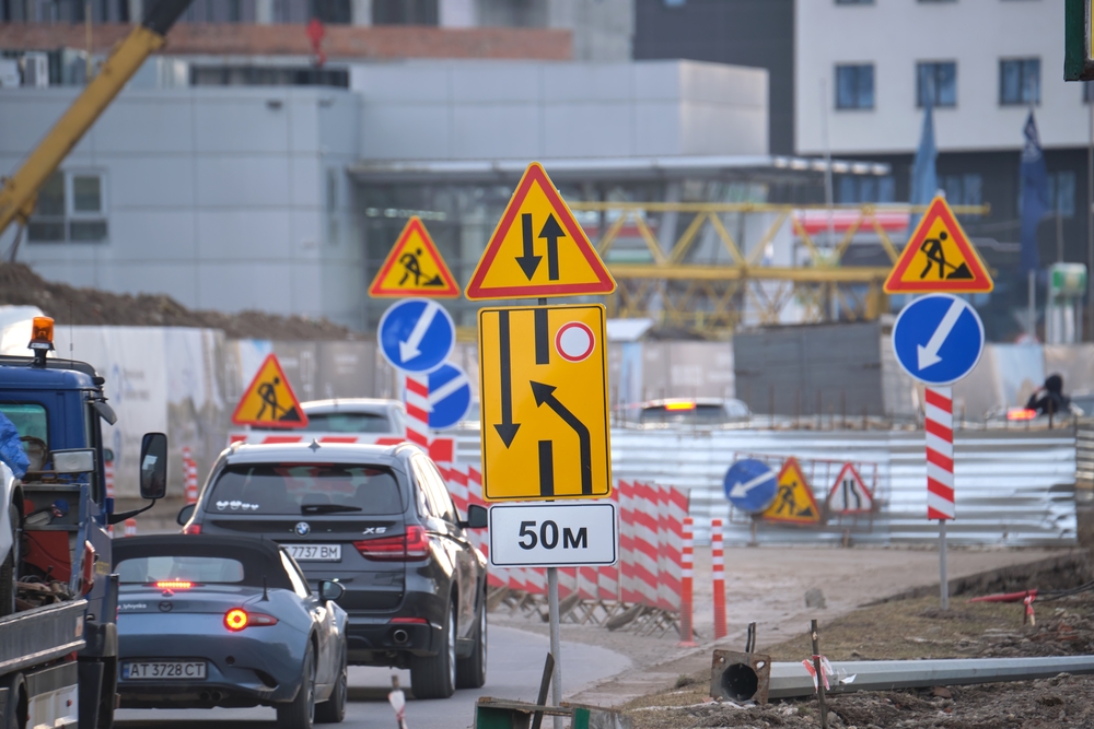 Verkehrsführung an einer Baustelle mit zahlreichen Verkehrszeichen